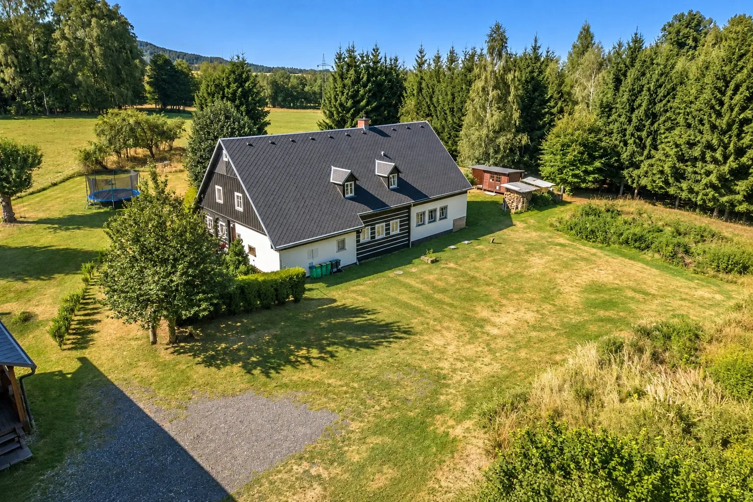 Exteriér chalupy a zahrada